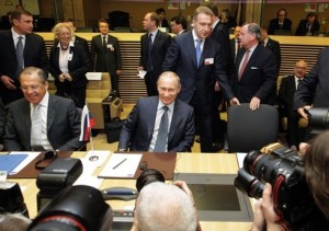 Una riunione di Putin con i suoi ministri e collaboratori